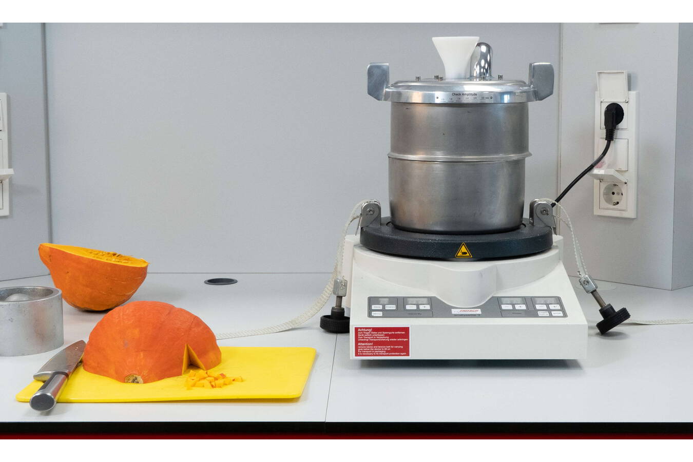 Zerkleinerung von Kürbissen  Die kryogene Vermahlung von kleinen Kürbisproben gelingt mit der Vibrations-Mikromühle PULVERISETTE-0 und Kryo- Aufsatz schnell und einfach. 