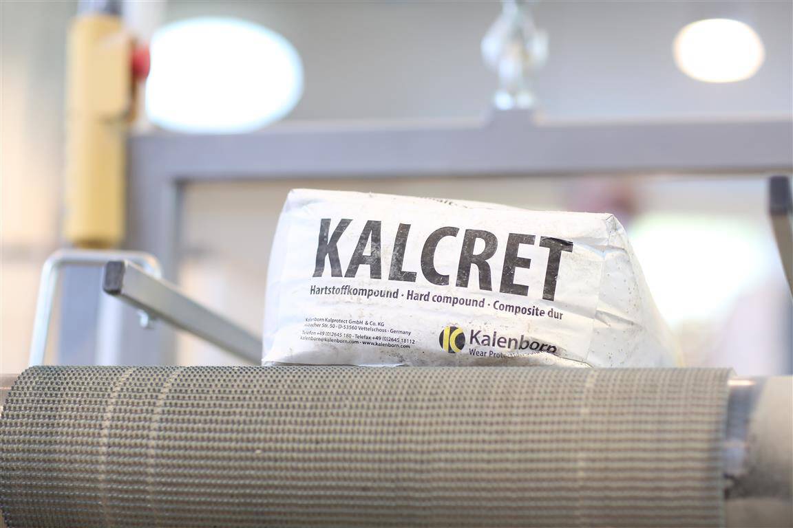 Zeit für einen besseren Verschleißschutz: KALCRET Hochleistungsbeton KALCRET ist ein verschleißfester Hochleistungsbeton, der aus widerstandsfähigen Hartstoffen in einer hochfesten Zementmatrix besteht. Das verbesserte Kompound leistet eine maximale Erosions- und Abriebfestigkeit.