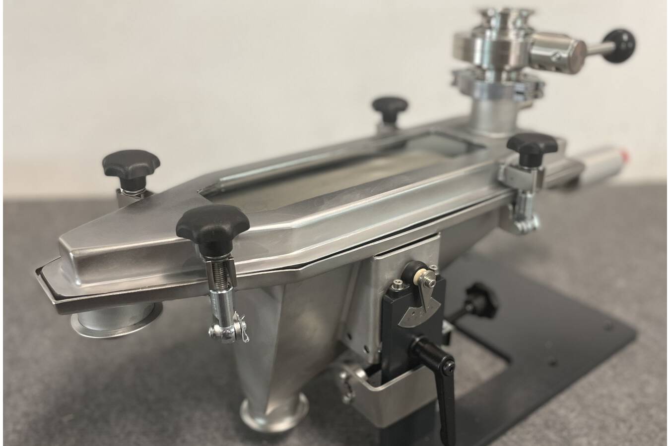 Powtech 2022: Dorstener Gruppe präsentiert Neuerungen Siebanlage CSM 300 für feinste Metallpulveranwendungen; Fest-Flüssig-Trennung von Partikeln ab 5 µm; ultraschallangeregte Siebmaschine von assonic