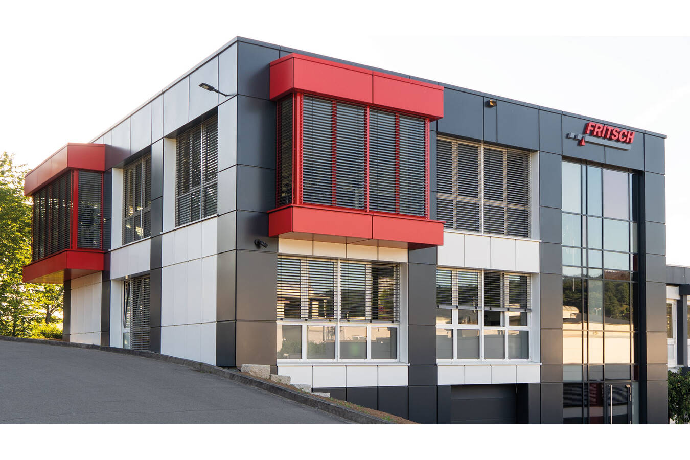 Neues FRITSCH-Technologiezentrum Partikelmessung Im neuen FRITSCH-Technologiezentrum Partikelmessung bündeln wir als Pionier der Branche 35 Jahre Erfahrung in der Partikelmesstechnik und verbinden sie mit modernster High-End-Technologie. 