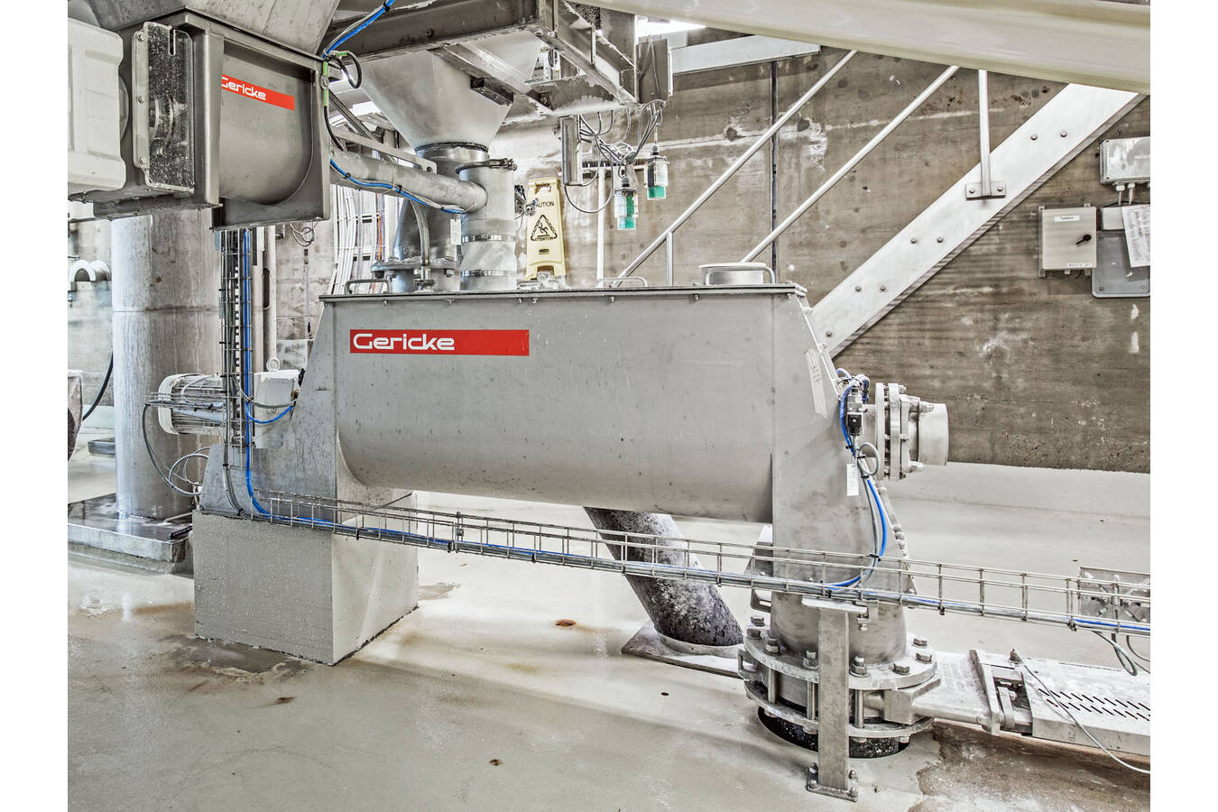 3 Möglichkeiten, um Energie und Kosten in Schüttgutprozessen zu senken Nicht alle Branchen haben den Luxus üppiger Margen. Umso wichtiger ist es, mit einem erfahrenen Partner zusammenzuarbeiten, um Fertigungsprozesse effizient und energiesparend zu gestalten und die Verfügbarkeit der Anlage zu sichern. 