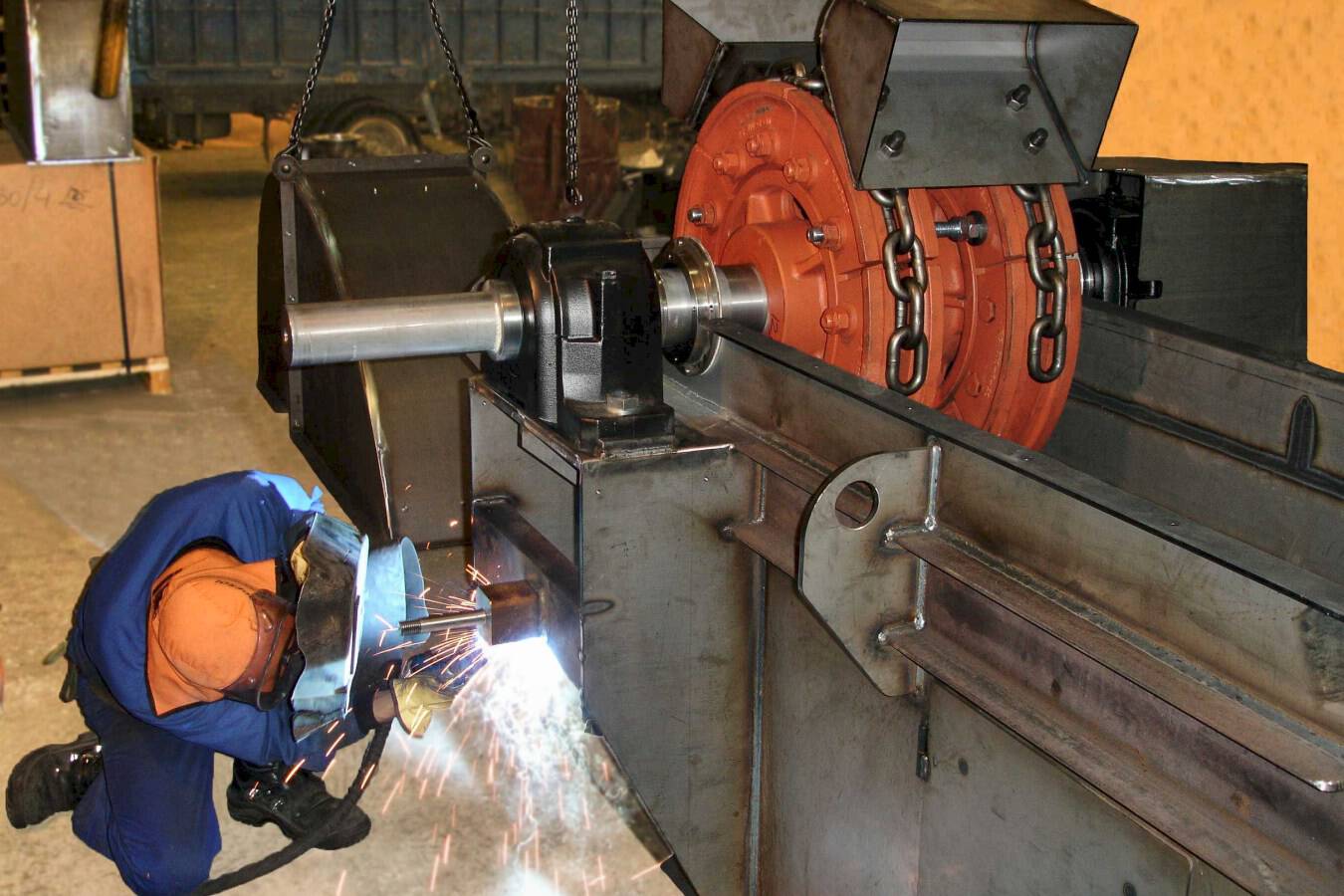 Sinfimasa hilft bei der Auswahl des optimalen Vertikalförderers Betriebstemperatur, Körnung und andere Merkmale bestimmen die beste Option für ein Schüttgutbecherwerk. Dieser Artikel beschreibt verschiedene Arten von Becherwerken: Kette oder Gurt.