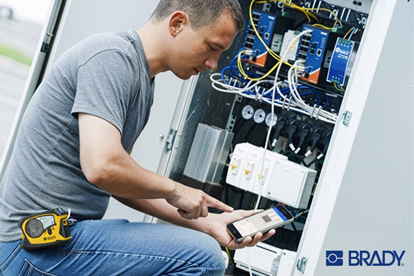 Schnellere Außendiensteinsätze dank mobiler Drucker Im Regen, bei Hitze oder Kälte. In dunklen, engen Kriechkellern, Mannlöchern oder hoch oben an Antennen und Masten. Wenn Sie Etiketten drucken müssen, ermöglicht Brady Ihnen dies schnell, auf Anhieb und mit Etiketten, die bis zu 20 Jahre halten.