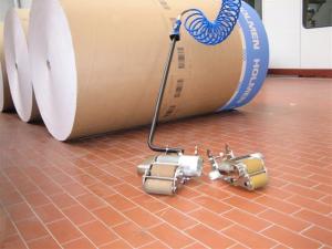 Easy Roller bewegt mühelos bis zu 100 Tonnen Mit einer Hand Flugzeuge im Hangar manövrieren