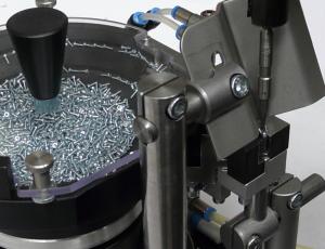 Fleißige Hände verschrauben Handys im Schnelltakt Robuste Schraubengeber sichern Produktivität in der Massenfertigung