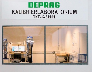 Neue Servicekarte erinnert Kunden an Routinecheck für die Messmittel Drehmoment im Kalibrierlabor auf dem Prüfstand